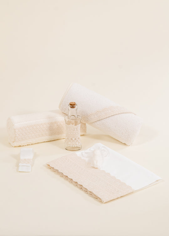 Trusou ( Eda,Rachel,Chloe) Crem Dantela din Bumbac, Flori Romburi Si Perle Pe Sticla AnneBebe