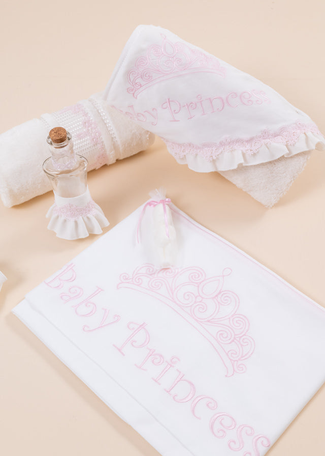 Set Botez Diana Baby Princess 3 Piese, Lumanare, Trusou si Cufar Personalizat AnneBebe