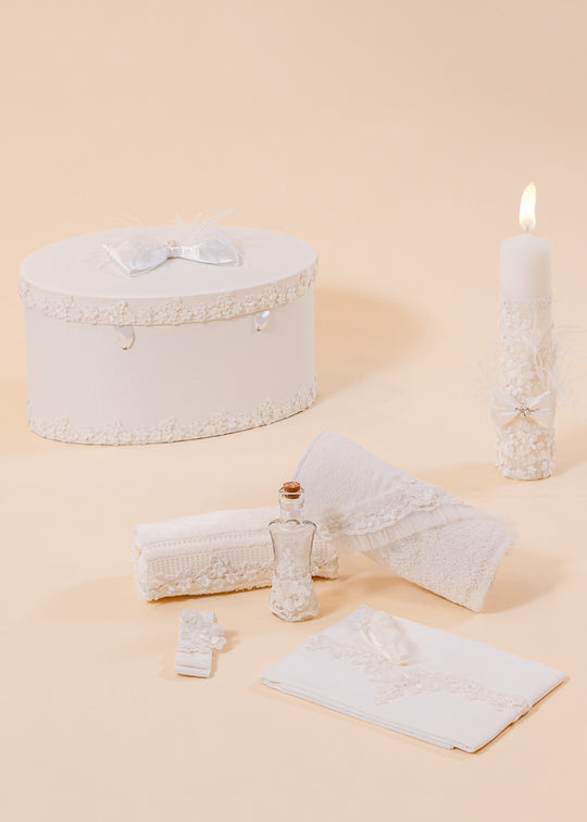 Set Botez Amira 3 Piese, Lumanare, Trusou si Cufar Personalizate AnneBebe