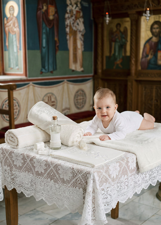 Trusou de Botez Crem cu Flori Brodate pe Panza si Capison pentru Fete – Madalina | AnneBebe