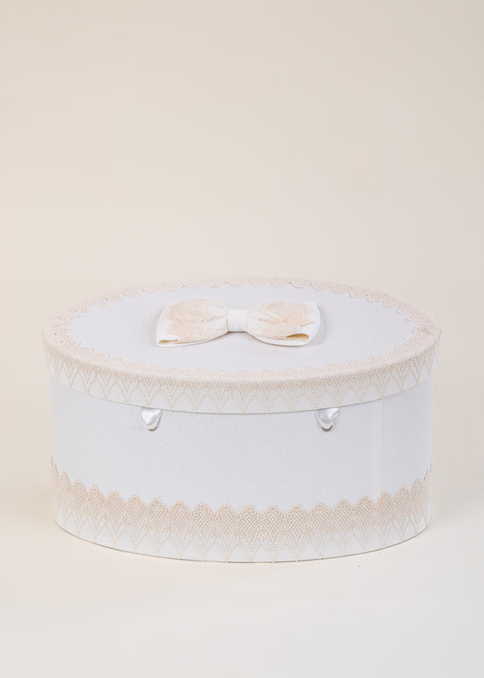 Cufar de Botez Oval Crem Sidefat cu Dantela Capucino pentru Fete – Adele | AnneBebe