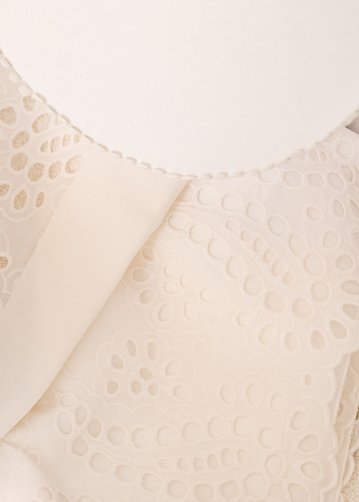 Set Botez Margareta 4 Piese, Rochie, Trusou, Lumanare si Cufar Personalizat Botez AnneBebe