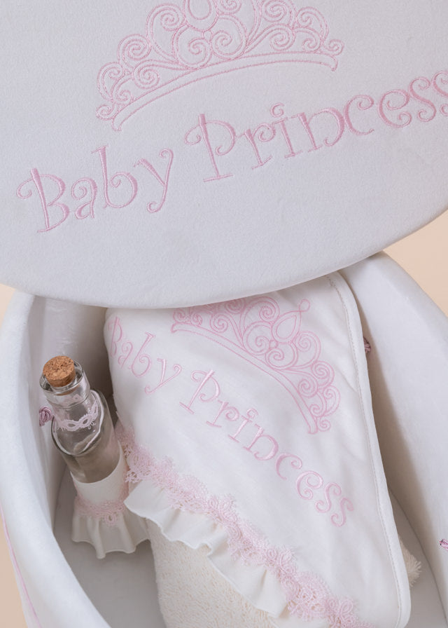 Set Botez Diana Baby Princess 3 Piese, Lumanare, Trusou si Cufar Personalizat AnneBebe