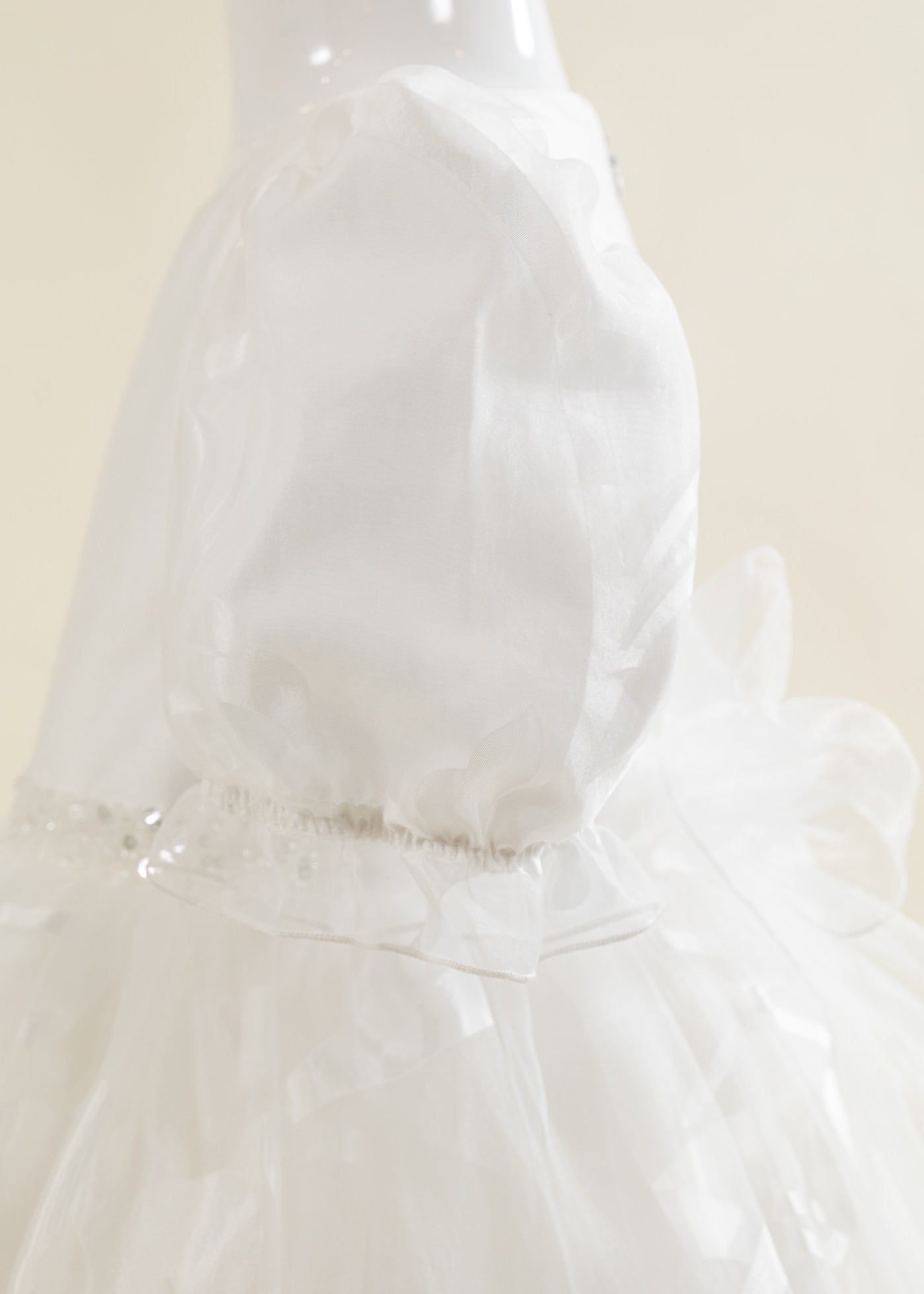 Rochita Alba Cu Dantela Floricele Si Perle AnneBebe