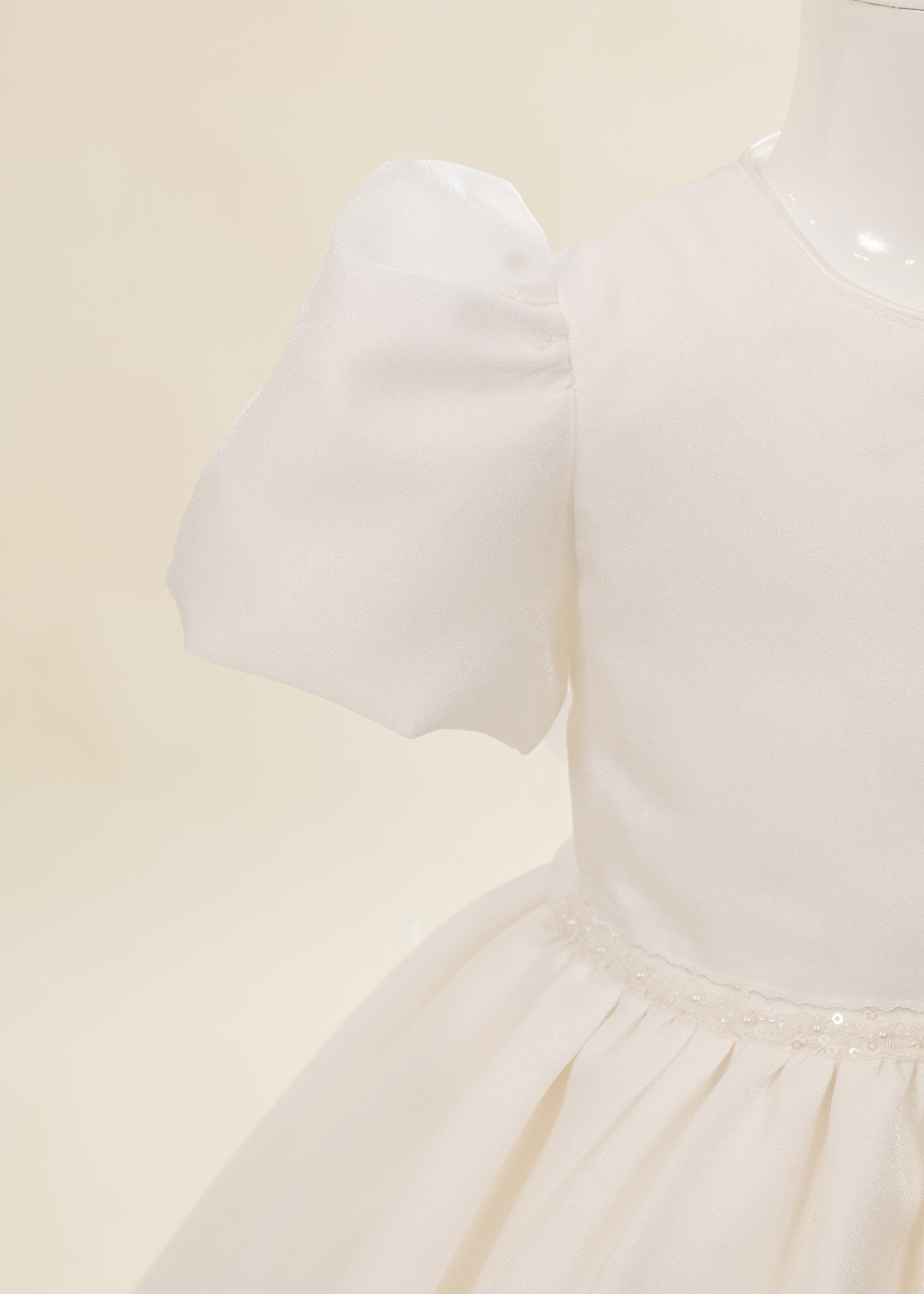 Rochita Saten Crem Cu Sclipici Si Maneca Bufanta AnneBebe