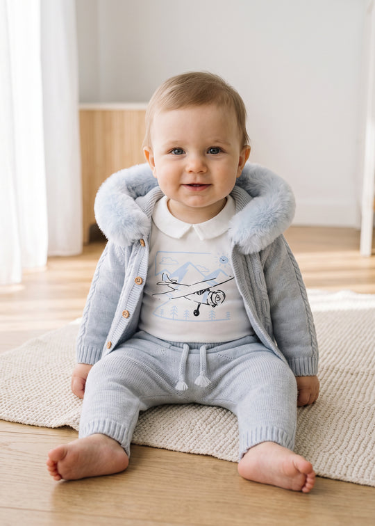 Set 3 Piese Bleu din Lana Merinos cu Jacheta cu Blanita la Gluga, Bluza cu Avion si Pantaloni pentru Baieti 9588 – Leo King