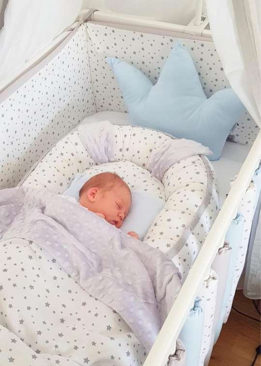 Perna Bebelusi Baietei Decorativa Coroana Bleu 52x39 cm Dada&Rocco