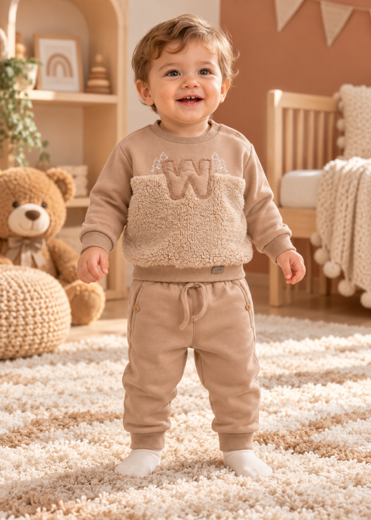 Compleu 2 Piese Maro cu Pantaloni si Bluza cu Aplicatie din Blanita si Litera W pentru Baieti TKE2658 – Mell Sweet Baby