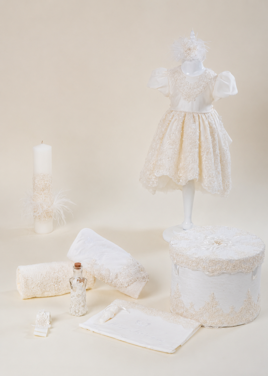 Set Botez Ramya 4 Piese, Rochita, Trusou, Lumanare si Cufar Personalizat Botez AnneBebe