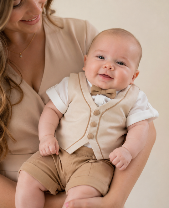 Costum Enzo Vesta Crem Cu Cheder Bej Si Pantalon Scurt Bej AnneBebe