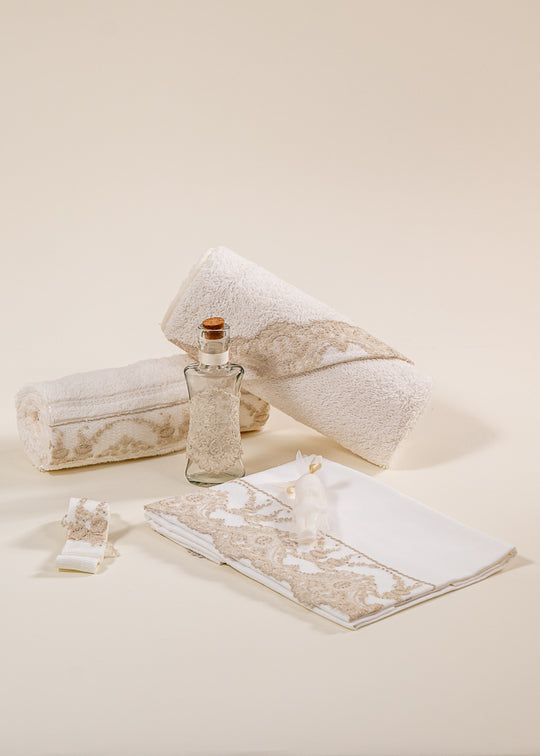 Trusou Danielle Crem Cu Dantela Aurie Personalizat Botez AnneBebe