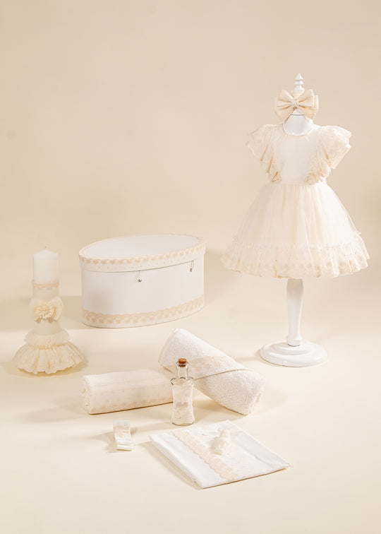 Set Botez Mira 4 Piese, Rochie, Trusou, Lumanare si Cufar Personalizat Botez AnneBebe