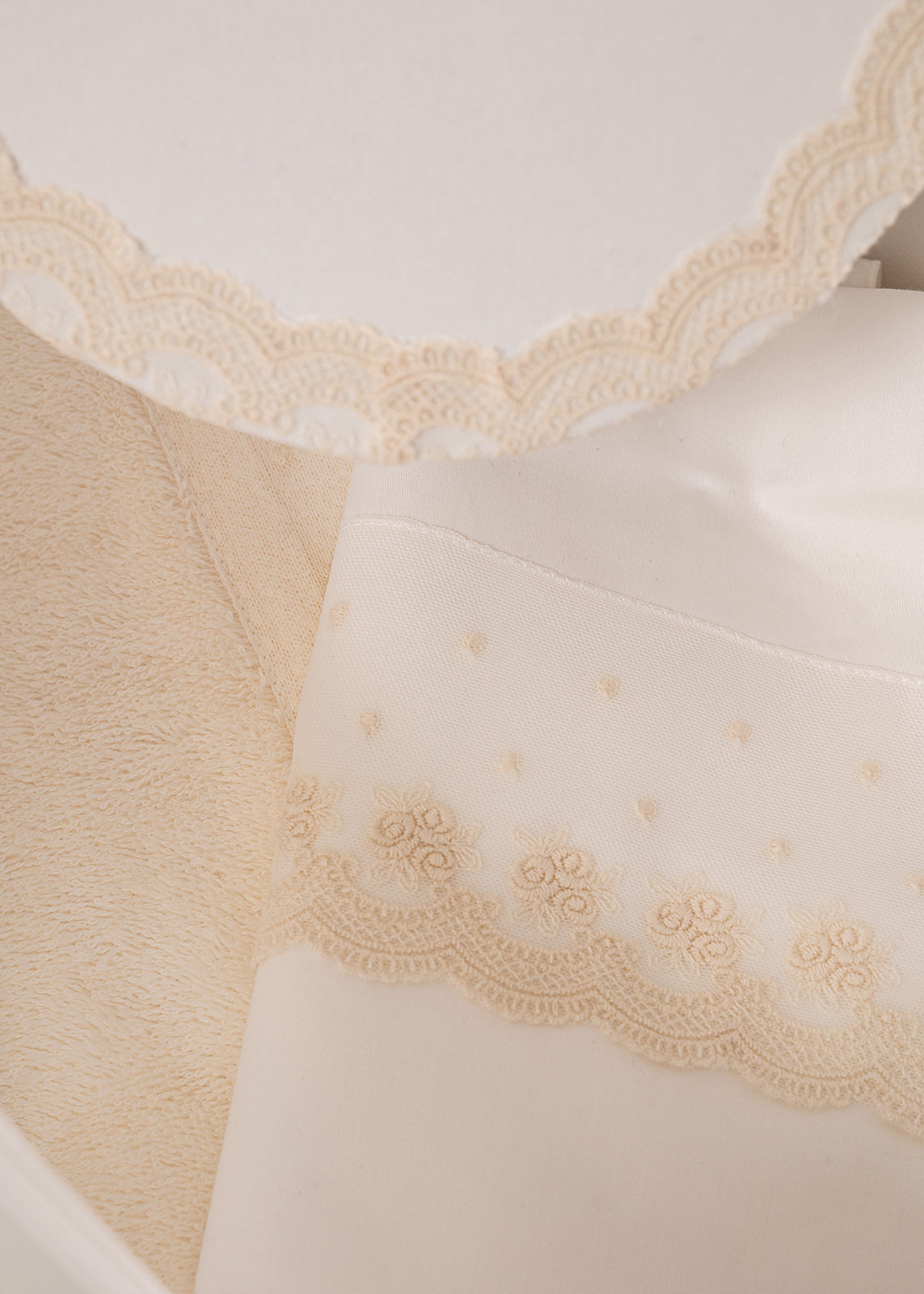 Cufar Mira Oval Crem cu Dantela Cappuccino AnneBebe