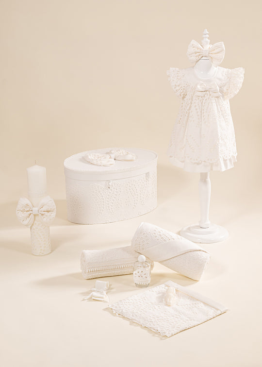 Set Botez Margareta 4 Piese, Rochie, Trusou, Lumanare si Cufar Personalizat Botez AnneBebe