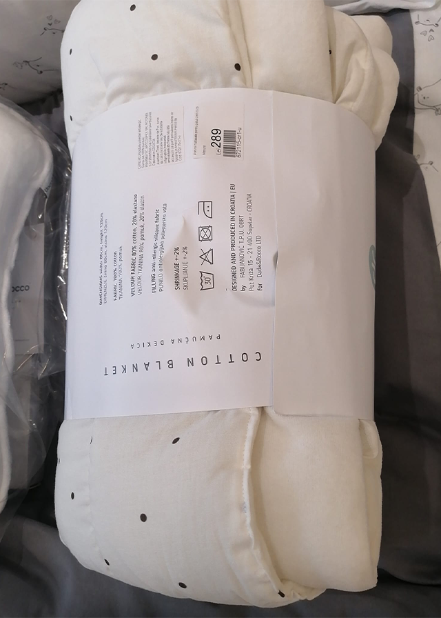 Patura Matlasata Patut Crem Cu Picouri Bej Bumbac Antialergic 80x120 cm DOTS – 1060-1002 Dada&Rocco