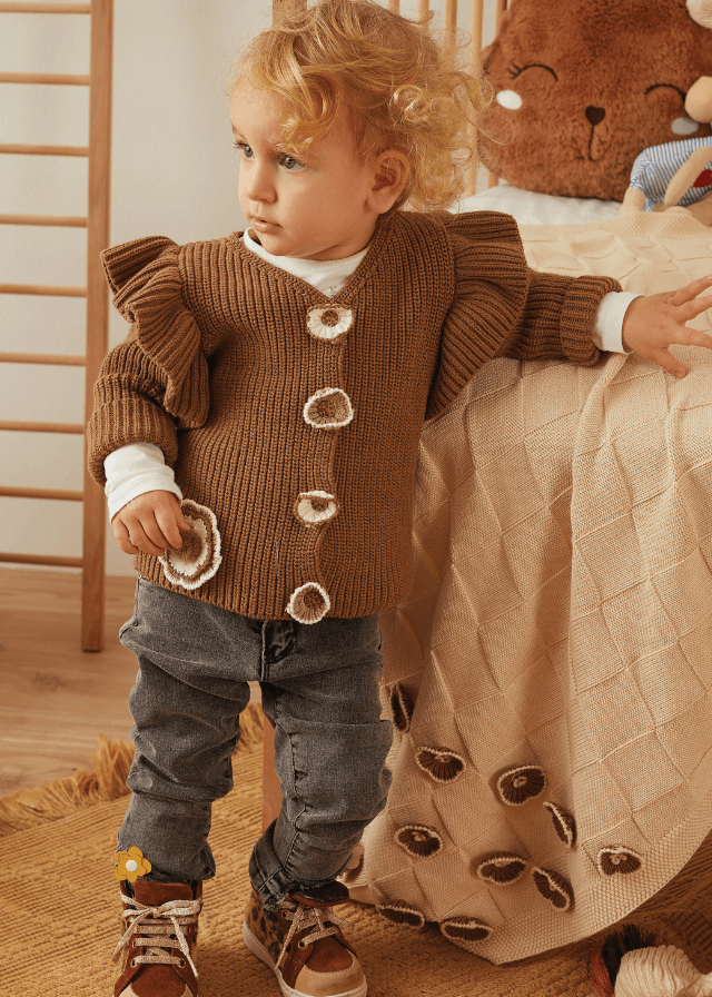 AnneBebe - Cardigan Tricotat pentru Fetite, Maro cu Nasturi si Flori Crosetate 21049 Patique