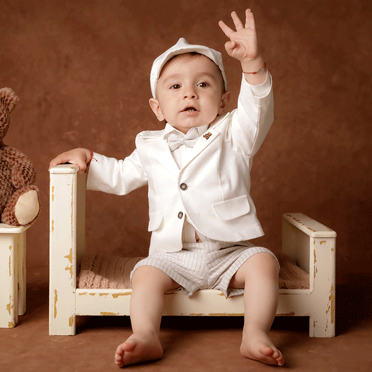 Елегантний костюм Ромео, кремовий піджак, жилет і сірі штани в смужку AnneBebe 