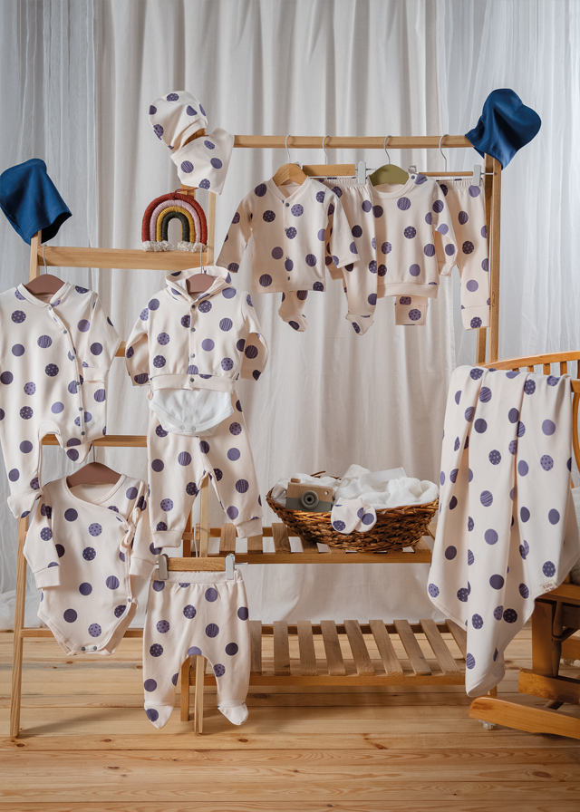 Set 3 Piese Casual Baieti Din Bumbac Bluza Si Pantaloni Crem Cu Planete Albastre Si Fes Albastru 7000 Bubbles