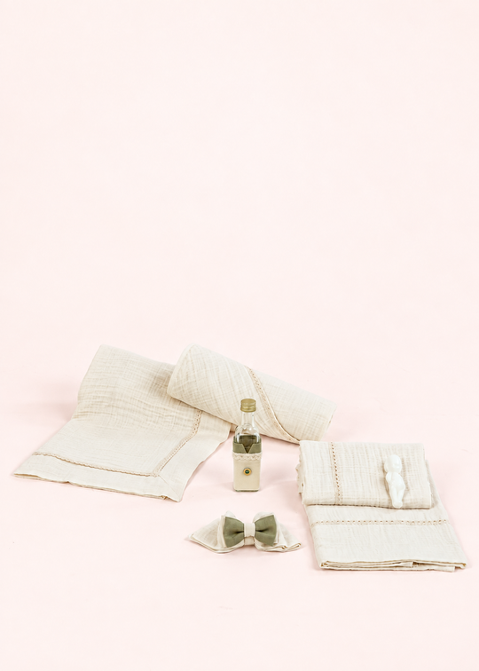 Trusou de Botez din Muselina Cappuccino cu Funde Olive pentru Baieti – Dima | AnneBebe